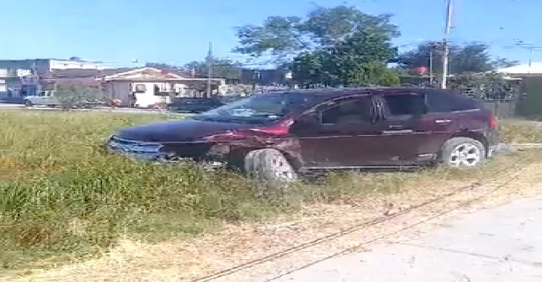 Accidente vial deja daños en apartado sector popular