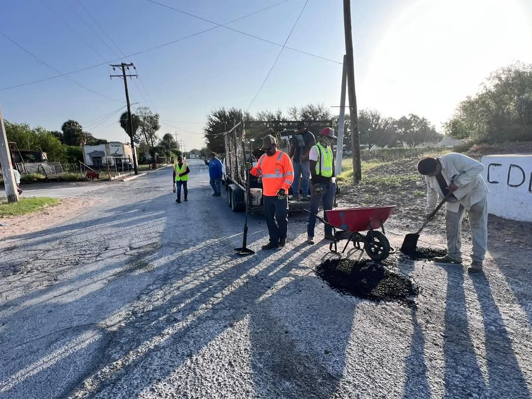 Realizan trabajos de bacheo en poblado Guardados de Arriba