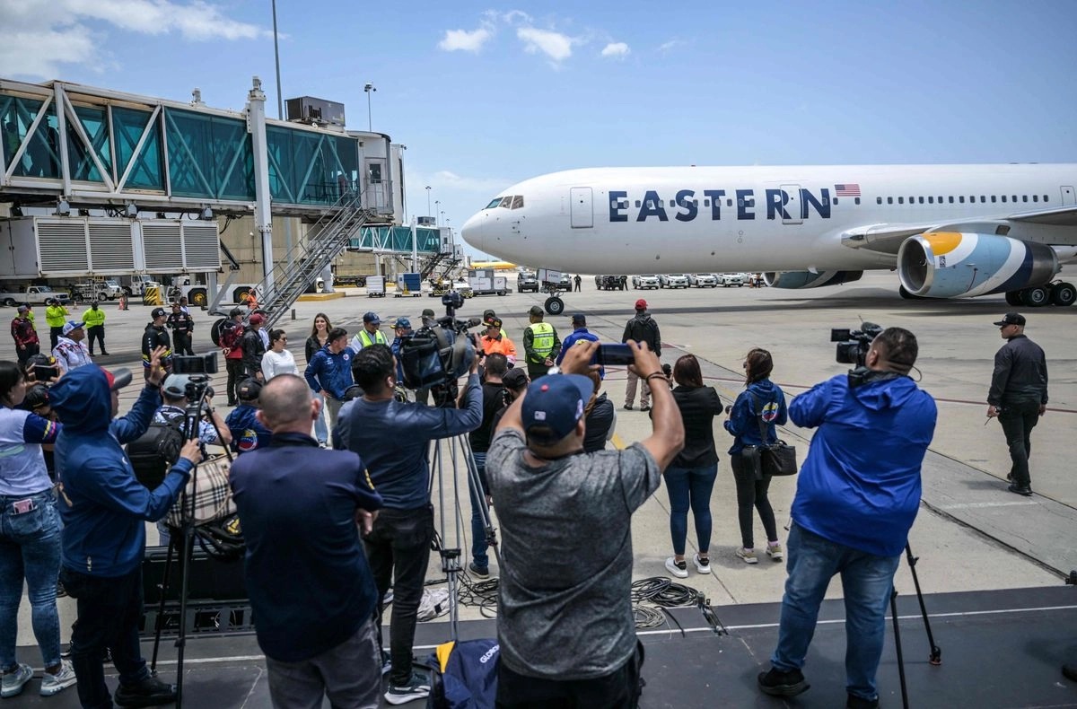 Llegan a Venezuela siete menores de edad deportados de EU