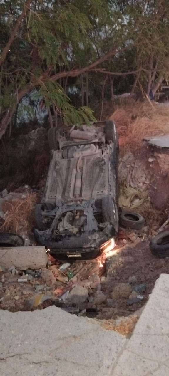 Socavón causa accidente en la avenida Constitución.