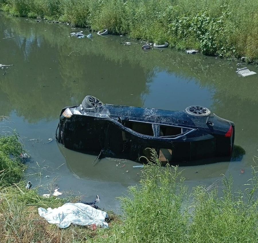Joven conductor pierde la vida tras volcar su vehículo.