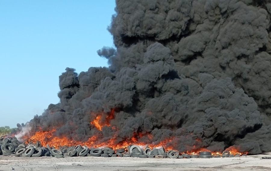Incendio en basurero de llantas en Reynosa genera grave contaminación.