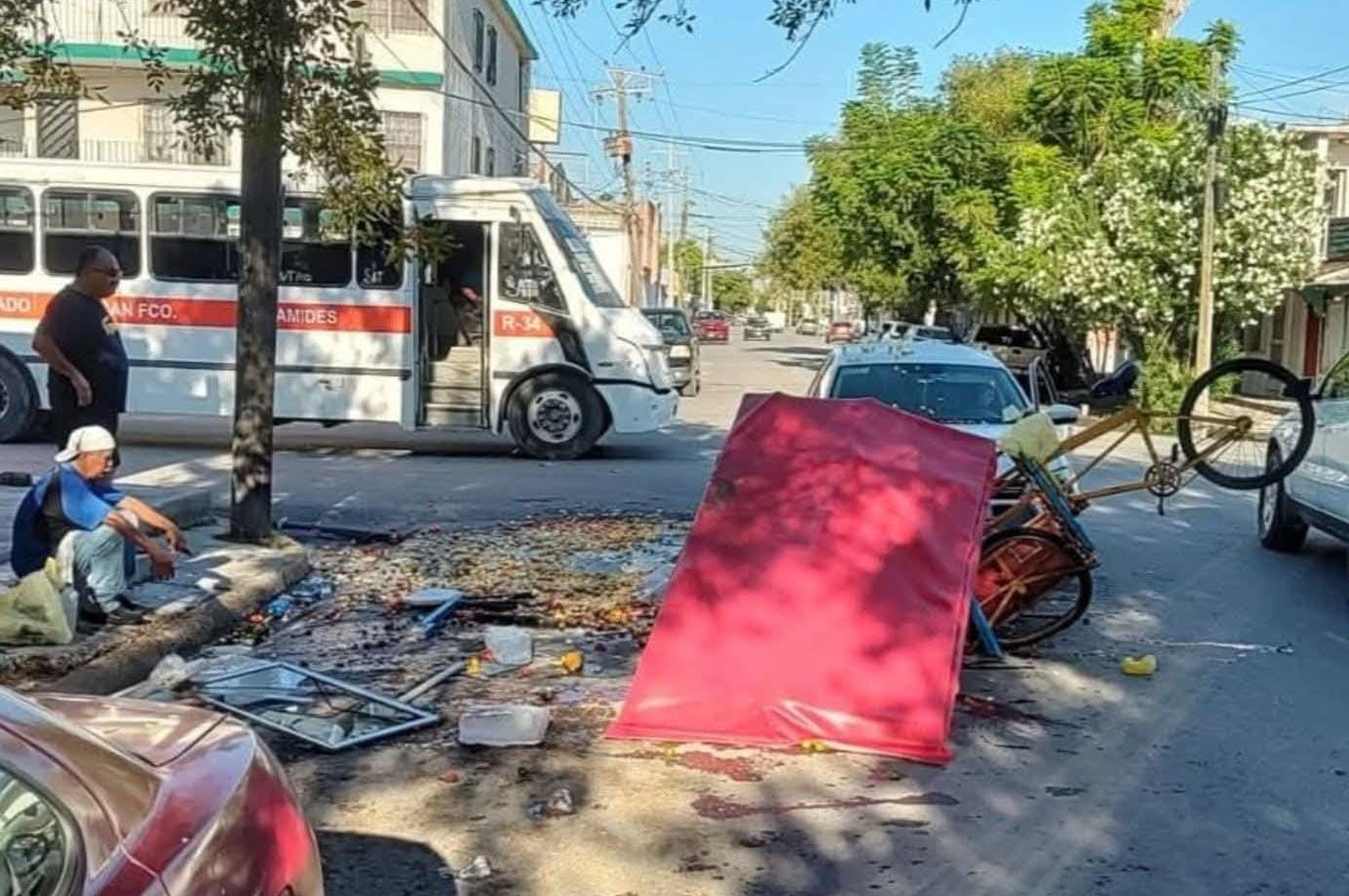 Vendedor de frutas pierde mercancía tras accidente de tráfico.