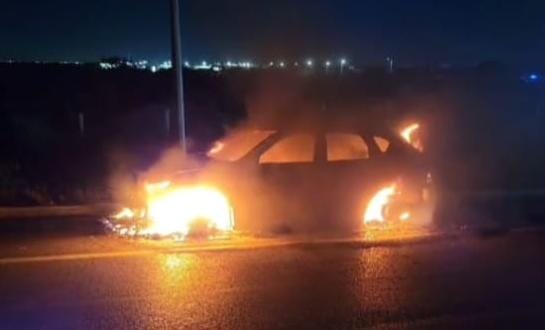 Un vehículo se convierte en chatarra tras incendio en el libramiento Anzálduas.