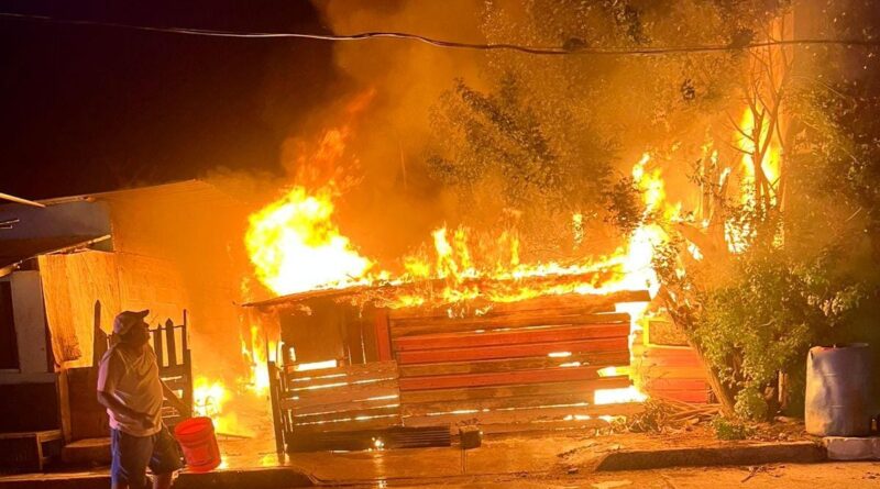 Bomberos logran sofocar incendio en vivienda de madera.