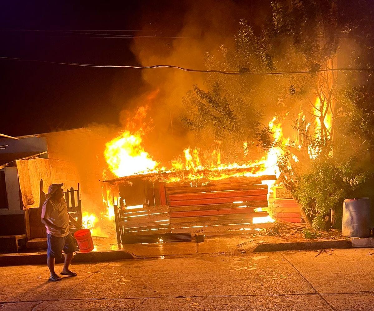 Bomberos logran sofocar incendio en vivienda de madera.