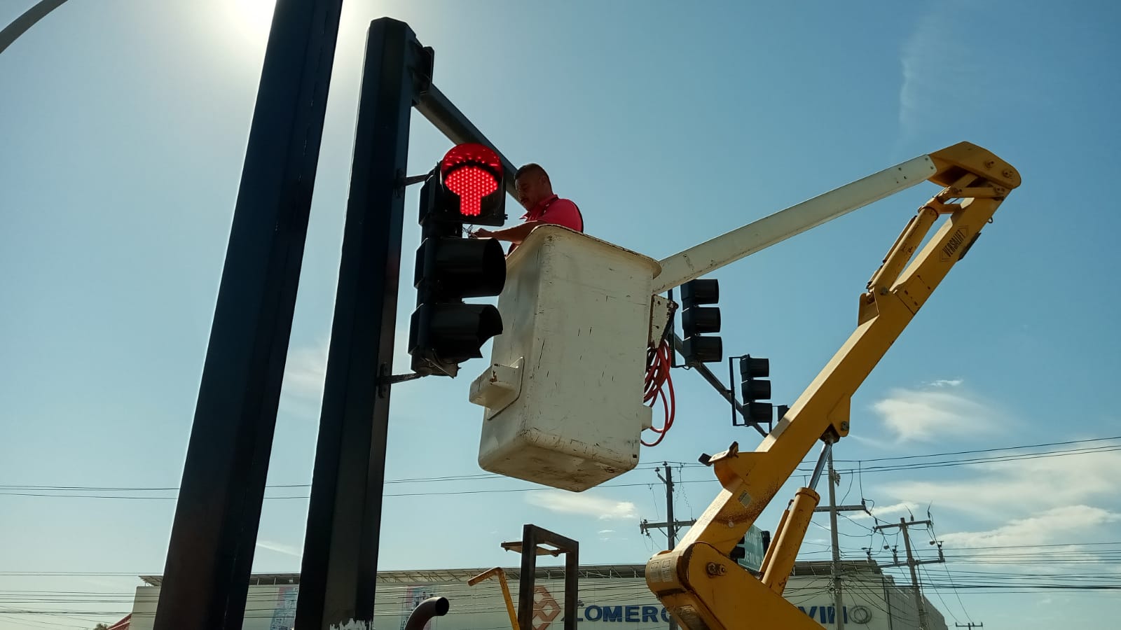 Reparó Gobierno de Reynosa semáforo de la carretera Monterrey-Matamoros