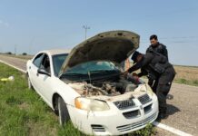 Guardia Estatal auxilia a conductor varado por falla en batería