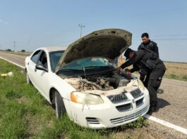 Guardia Estatal auxilia a conductor varado por falla en batería