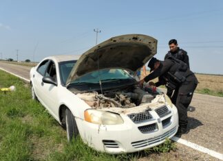 Guardia Estatal auxilia a conductor varado por falla en batería