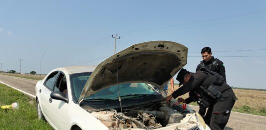 Guardia Estatal auxilia a conductor varado por falla en batería