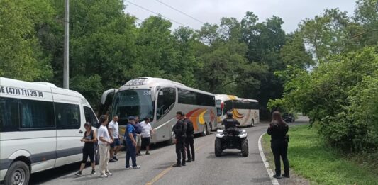 Guardia Estatal brinda seguridad durante caminata universitaria en Los Troncones