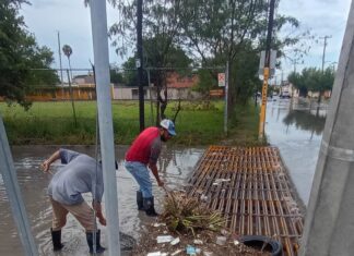 Mantiene COMAPA Reynosa limpieza de pluviales en distintos sectores de la ciudad