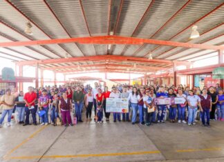 Entregó Carlos Peña Ortiz Becas Rita Cetina en primaria de Jarachina Sur