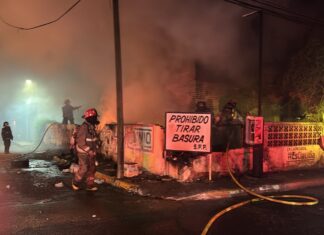 Combate incendio Protección Civil y Bomberos en zona centro de Reynosa