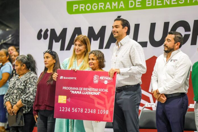 entrega cheques el alcalde