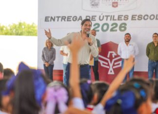 Entregó Carlos Peña Ortiz mochilas a estudiantes de la Primaria Lucio Blanco en Pirámides